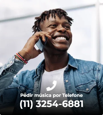 homem de jaqueta jeans sorrindo e falando ao celular