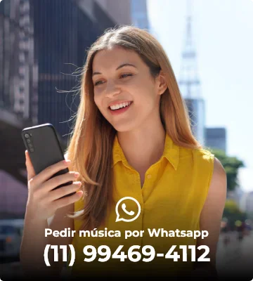 mulher vestida de amarelo segurando smartphone na avenida paulista